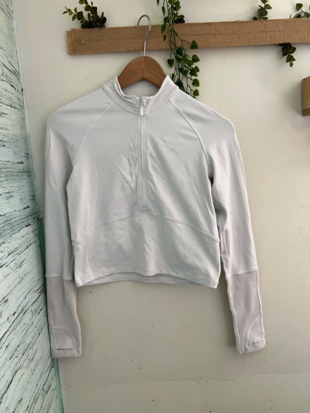 Lululemon White Cropped Athletic Zip Top – Size 4 - Picture 2 of 8